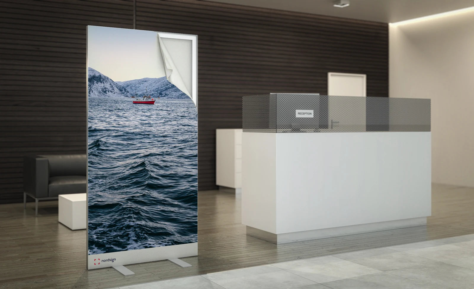 Produktvisualisierung eines freistehenden Double Frame 44 mit angehobener Textilecke, die die austauschbare Grafik zeigt