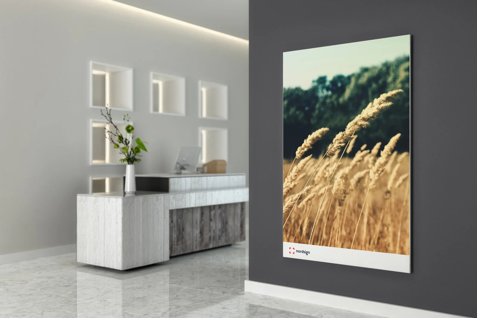Productvisualisatie van een wandgemonteerd Big Frame 28 textielframe in een ontvangstruimte
