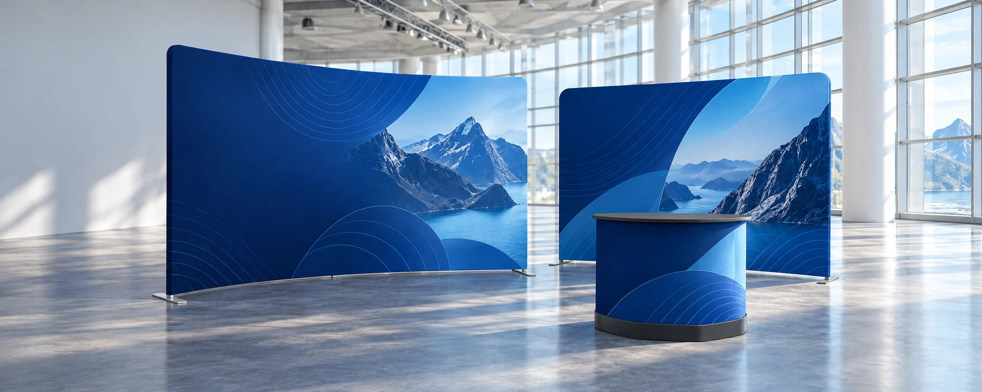 Concept de stand bleu avec des Curved et Straight Zipper Walls et un Exhibition Counter assorti