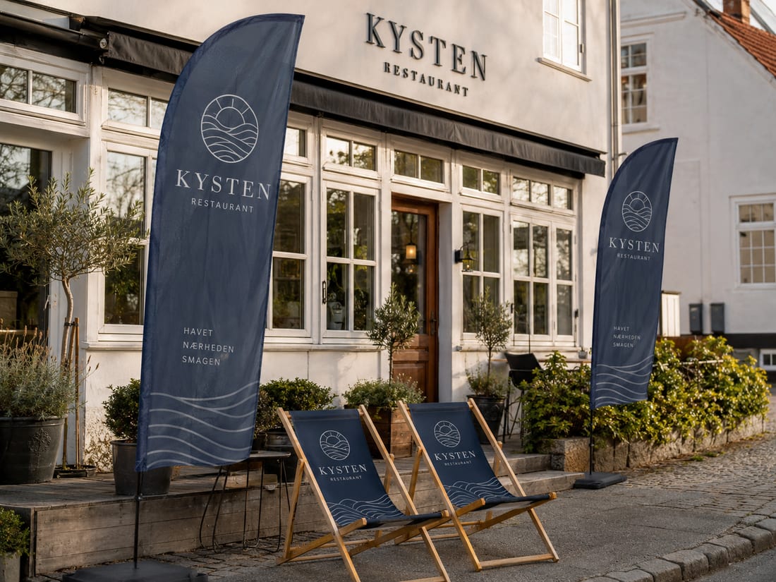 Illustrativt koncept: Blå Feather-flaggor utanför en restaurang