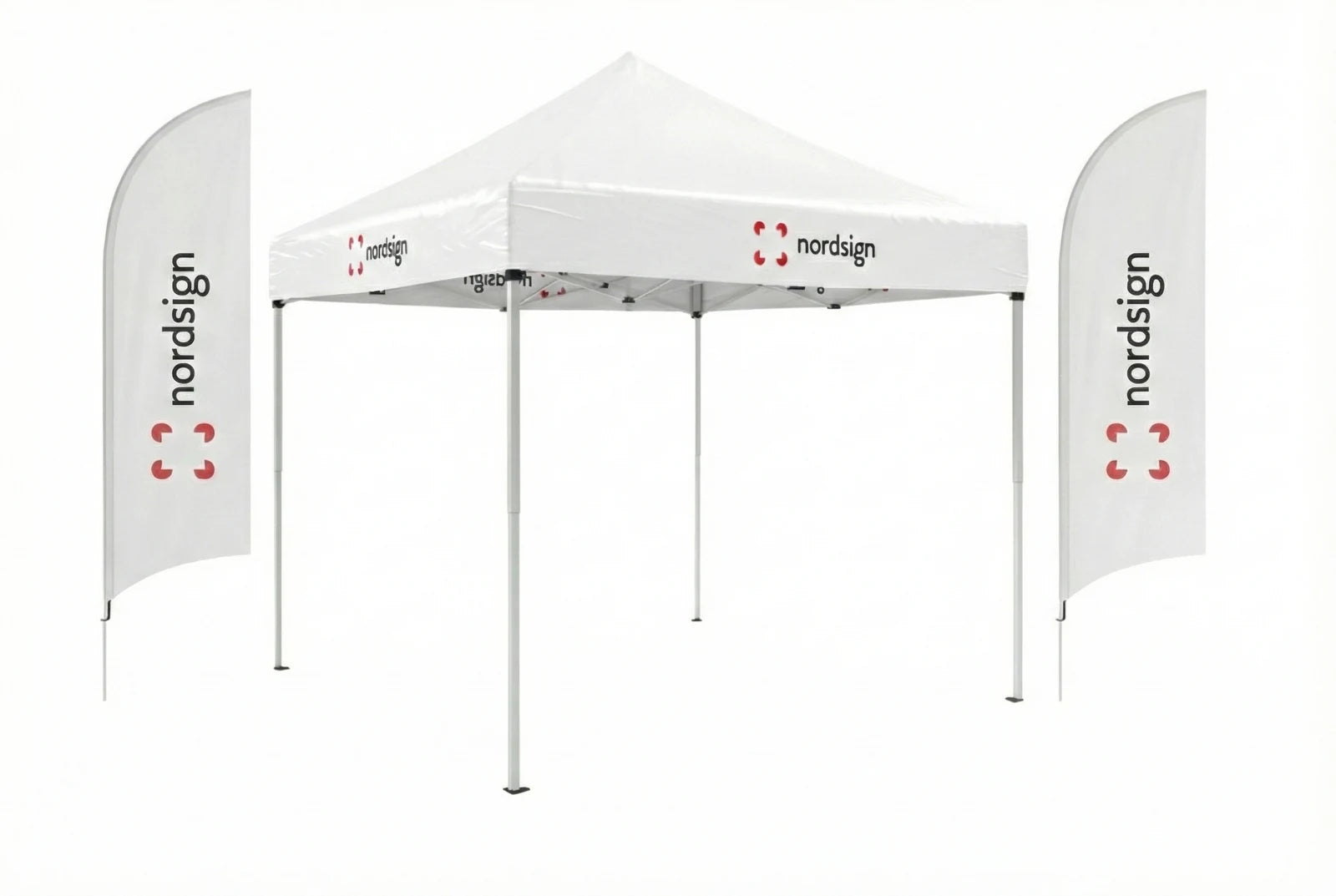Productvisualisatie van een bedrukte Nordsign-eventtent met twee beachflags naast de voorste poten
